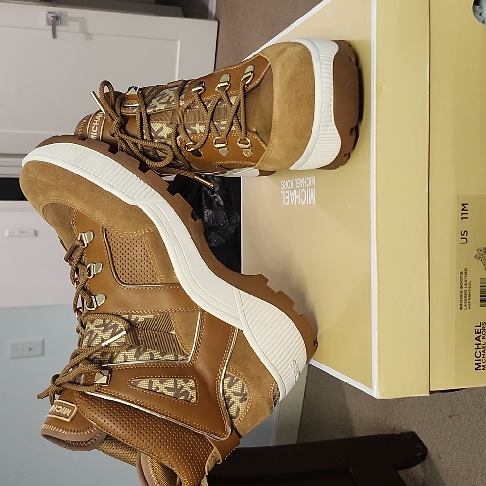 Michael Kors Brooke, Lasered Leather Bootie/Size 11